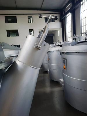 Alumi döküm tesislerinde döküm işlemlerini açık şöminelerin önünde gerçekleştirmek için erimiş alüminyum almak için küpler kullanılır