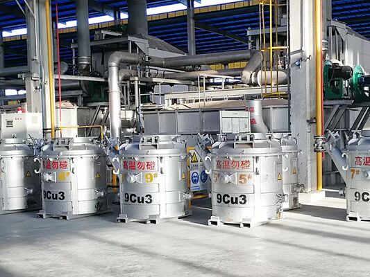 Isıya dayanıklı kulplara ve güvenli kilitleme mekanizmasına sahip, erimiş alüminyum transfer kepçelerinin kolay temizlenmesi ve yeniden astarlanması